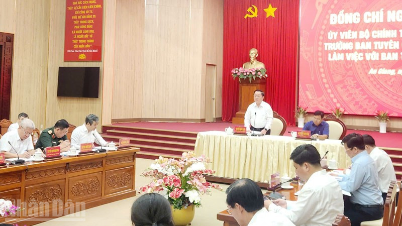 Đồng chí Nguyễn Trọng Nghĩa phát biểu chỉ đạo tại buổi làm việc với Ban Thường vụ Tỉnh ủy An Giang. ndo_bl_4.jpg