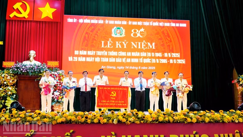 Bí thư Tỉnh ủy Nguyễn Tiến Hải và Chủ tịch Ủy ban nhân dân tỉnh Hồ Văn Mừng tặng bức trướng cho Công an tỉnh An Giang. 