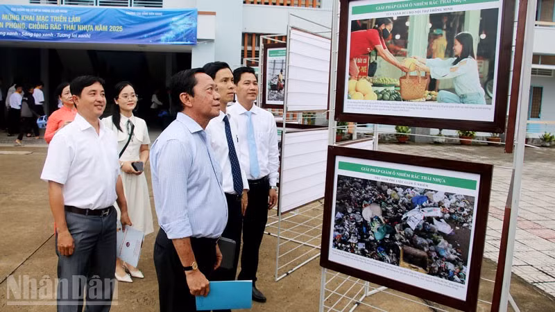 Đại biểu tham quan Triển lãm ảnh tuyên truyền phòng, chống rác thải nhựa năm 2025. 