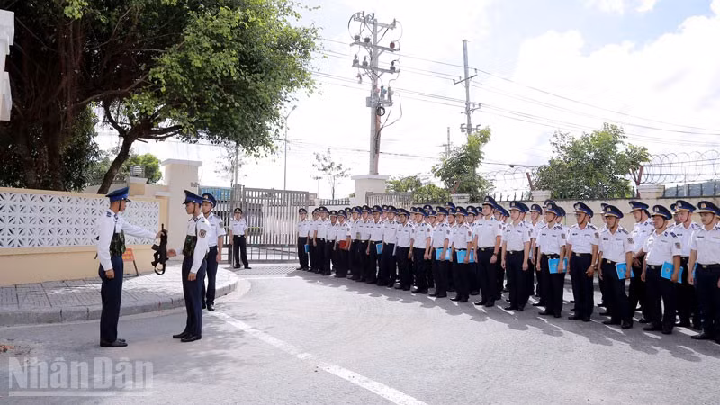 Bộ Tư lệnh Vùng Cảnh sát biển 4 tập huấn đóng quân canh phòng.