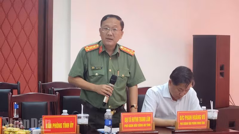 Đại tá Huỳnh Thanh Lâm, Phó Giám đốc Công an tỉnh An Giang thông tin tại buổi giao ban báo chí định kỳ tháng 3/2026.