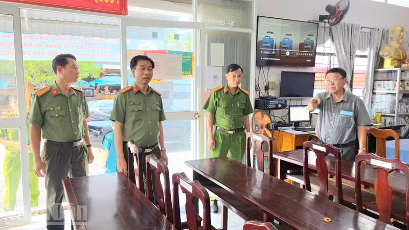 Đại tá Đào Hải Đăng, Phó Giám đốc Công an tỉnh An Giang (thứ 2 từ trái sang) kiểm tra công tác bảo đảm an ninh trật tự tại điểm bầu cử số 68 phường Rạch Giá.