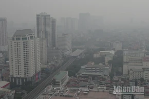 Tình trạng không khí Hà Nội vẫn tiếp tục ở mức rất xấu. (Ảnh: HOÀI AN)