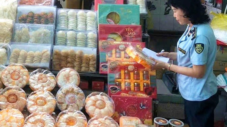 Lực lượng quản lý thị trường thành phố kiểm tra một điểm kinh doanh mặt hàng yến sào vi phạm. (Ảnh CTV) qltt-kiem-tra-yen-sao-2.jpg