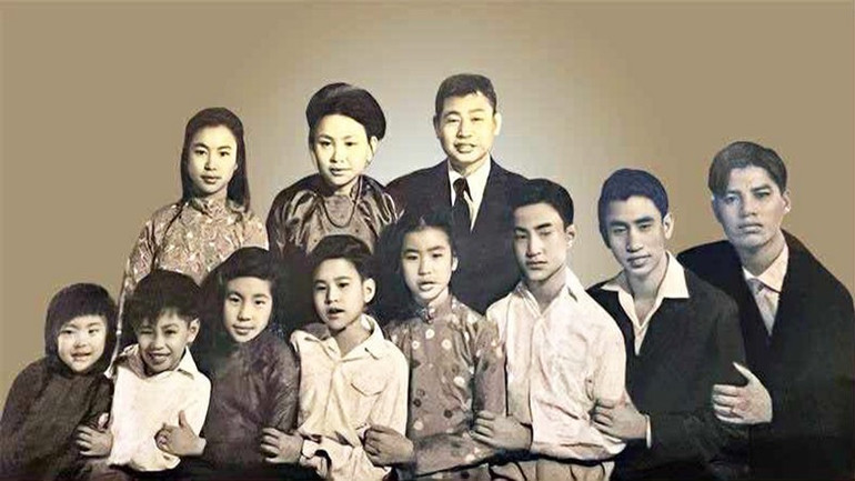 Gia đình nhà tư sản dân tộc (trái sang, trên xuống): Bùi Sinh Ngai, Nguyễn Thị Ba, Bùi Hưng Gia; Bùi Tuệ Tâm, Bùi Hưng Hoàng, Bùi Bích Từ, Bùi Hưng Kỳ, Bùi Sinh Hằng, Bùi Công Bội, Bùi Quang Rực, Bùi Quang Diệu. a-2-2.jpg