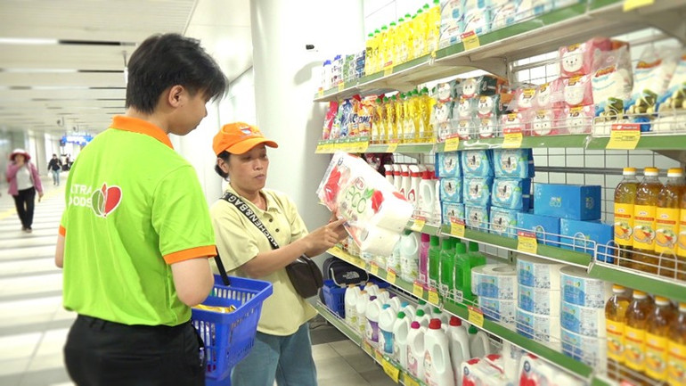 Khách chọn mua hàng hóa được khuyến mãi lớn tại một cửa hàng Satrafoods ở tầng hầm nhà ga Metro Bến Thành. satra-ben-thanh.jpg
