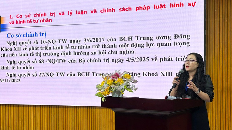 Tiến sĩ Nguyễn Thị Ánh Hồng trình bày tham luận tại hội thảo. anh-hong-2.jpg