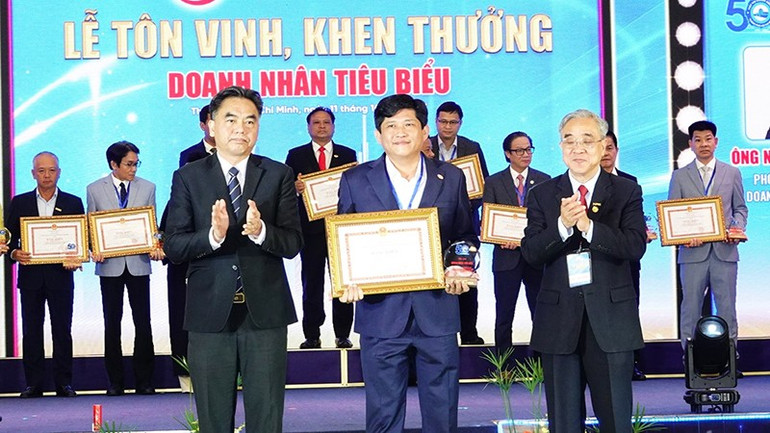 Ông Nguyễn Hữu Nghĩa (giữa) nhận Bằng khen Doanh nhân tiêu biểu do Ủy ban nhân dân Thành phố Hồ Chí Minh tặng vào ngày 11/10/2025. mr-nghia-huba-4.jpg