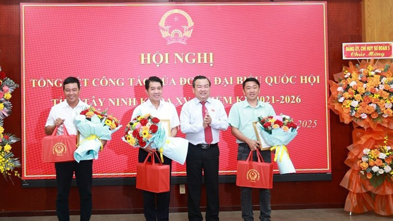 Phó Bí thư Tỉnh ủy, Trưởng Đoàn Đại biểu Quốc hội tỉnh Tây Ninh Phạm Hùng Thái trao thư và tặng hoa tri ân các đơn vị, doanh nghiệp có nhiều đóng góp cho hoạt động của Đoàn. tay-ninh-thai-tri-an-2.jpg