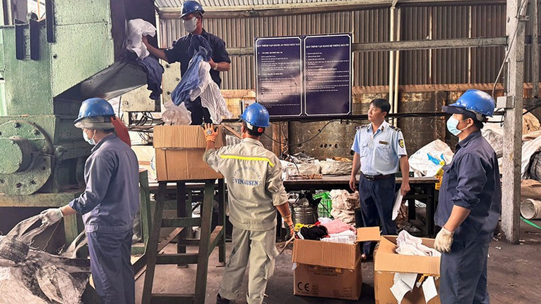 Lực lượng quản lý thị trường thành phố phối hợp các đơn vị chức năng khác tổ chức tiêu hủy hàng hóa vi phạm. (Ảnh CTV) luc-luong-chuc-nang-tieuhuy-2.jpg