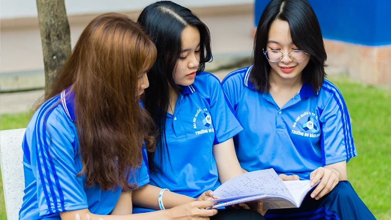 Sinh viên Trường đại học Bách Khoa thuộc Đại học Quốc gia Thành phố Hồ Chí Minh thảo luận sau giờ học trên giảng đường asxh-42.jpg