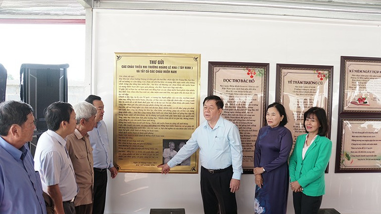 Lãnh đạo Ban Tuyên giáo và Dân vận Trung ương cùng lãnh đạo tỉnh Tây Ninh xem lại Thư Bác Hồ và Bác Tôn gửi học sinh miền nam. tay-ninh-2.jpg
