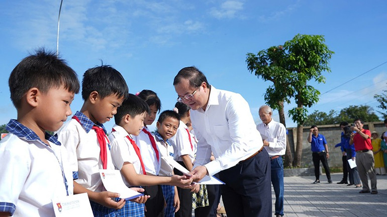 Lãnh đạo Tây Ninh khen thưởng các em học sinh Trường Hoàng Lê Kha học giỏi. tay-ninh-3.jpg
