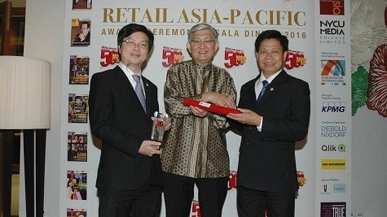 Saigon Co.op vào Top 500 nhà bán lẻ xuất sắc của khu vực châu Á-Thái Bình Dương năm 2016. Chương trình do Tạp chí bán lẻ châu Á-Retail Asia Publishing tổ chức tại Singapore. vinh-danh2.jpg
