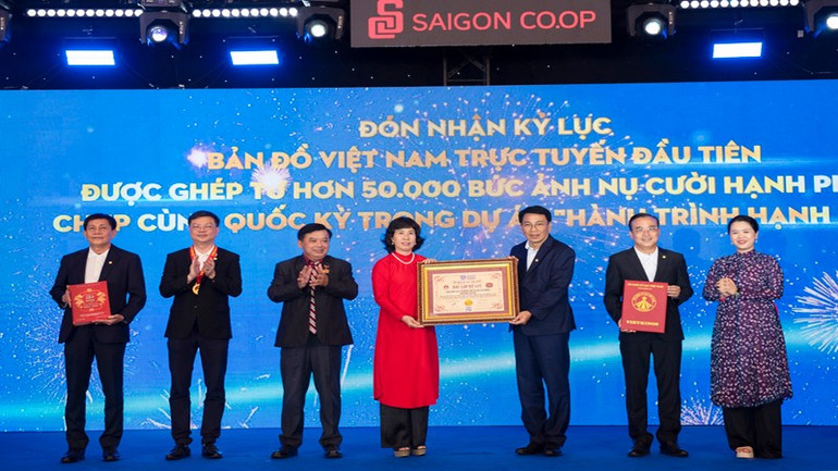 Xác lập kỷ lục Việt Nam cho tác phẩm “Bản đồ Việt Nam ghép từ 50 nghìn bức ảnh nụ cười hạnh phúc chụp cùng Quốc kỳ”. sgc-ky-luc.jpg