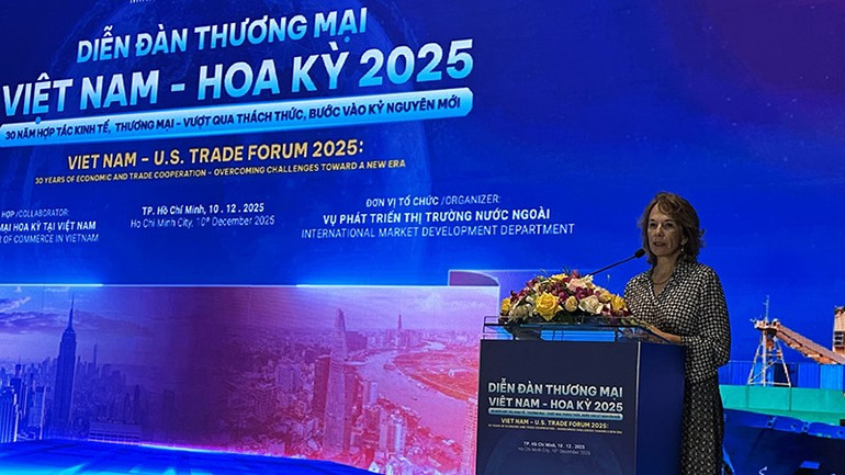 Đại diện Phòng Thương mại Hoa Kỳ tại Việt Nam phát biểu tại diễn đàn. amcham2.jpg