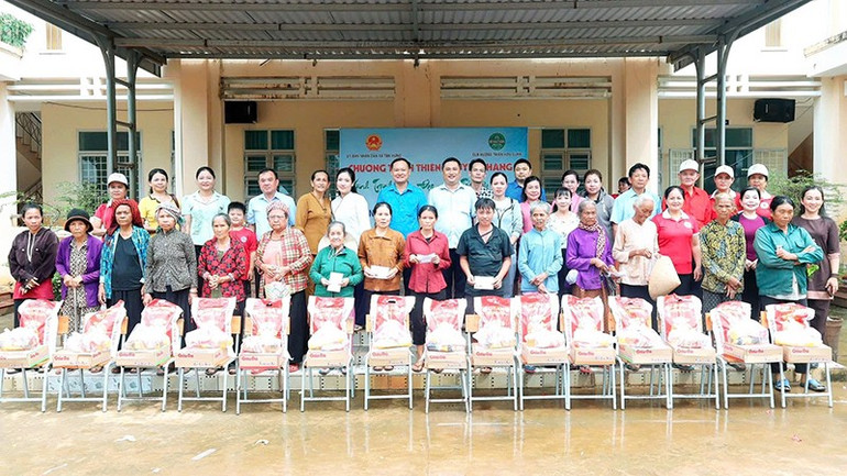Chăm lo đồng bào dân tộc thiểu số còn khó khăn ở xã Tân Hưng. cham-lo-2.jpg
