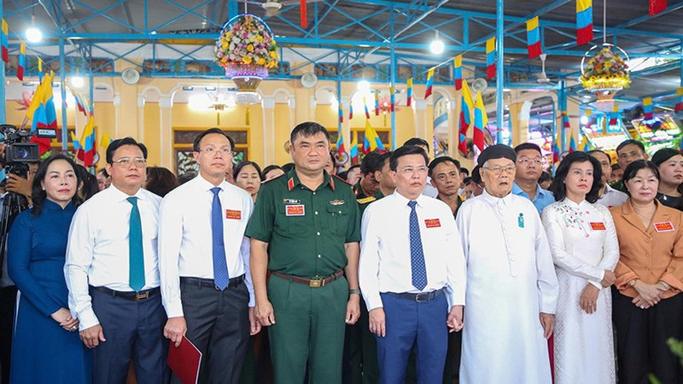 An der Zeremonie nahmen die Führer der Militärregion 7 und des Parteikomitees der Provinz Tay Ninh teil. dai-bieu-2.jpg