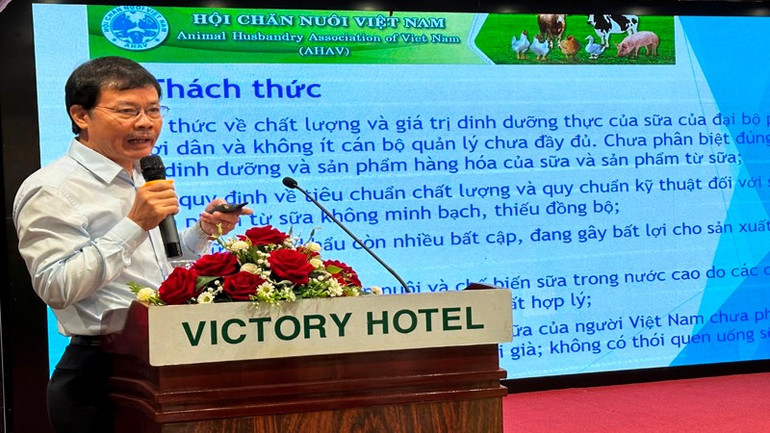 Chủ tịch Hội Chăn nuôi Việt Nam Nguyễn Xuân Dương phát biểu tại hội thảo. duong-chan-nuoi-2.jpg