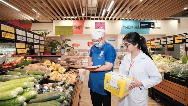 Công tác kiểm tra an toàn thực phẩm luôn được Saigon Co.op thực hiện thường xuyên và nghiêm túc. sg-co-2.jpg
