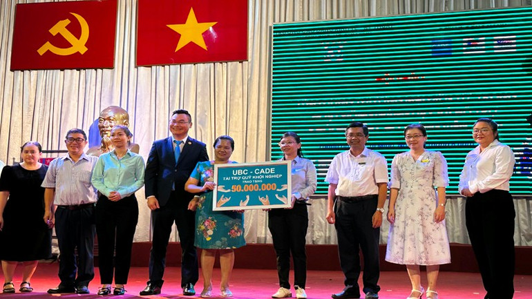 Trung tâm Nghiên cứu ứng dụng thương mại điện tử và kinh tế số cùng các doanh nghiệp trao tặng 50 triệu đồng hỗ trợ sinh viên khởi nghiệp. tai-tro-khoi-nghiep-2.jpg