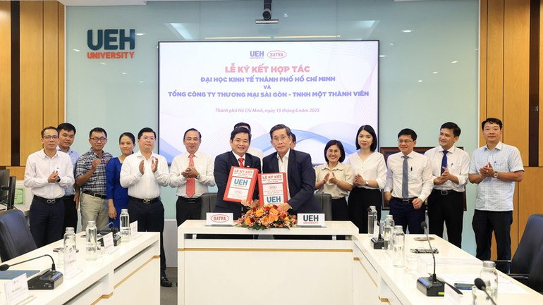 SATRA và UEH cam kết mạnh mẽ trong việc lan tỏa giá trị cộng đồng và thúc đẩy phát triển bền vững. satra-3.jpg