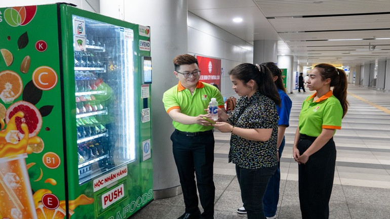 Trước đó, SATRA cũng đã ký hợp tác chiến lược với Công ty TNHH MTV Đường sắt Đô thị số 1 Thành phố Hồ Chí Minh (HURC1) nhằm phát triển hệ thống bán lẻ và chuỗi cửa hàng thực phẩm tiện lợi phục vụ tại các nhà ga của tuyến Metro thành phố. satra-4.jpg
