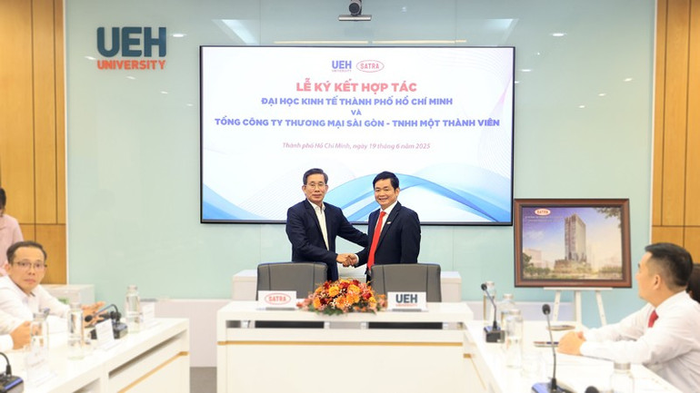 SATRA-UEH: Sự “bắt tay” giữa một doanh nghiệp thương mại đầu ngành và một đại học kinh tế danh tiếng hàng đầu Việt Nam. satra-2.jpg