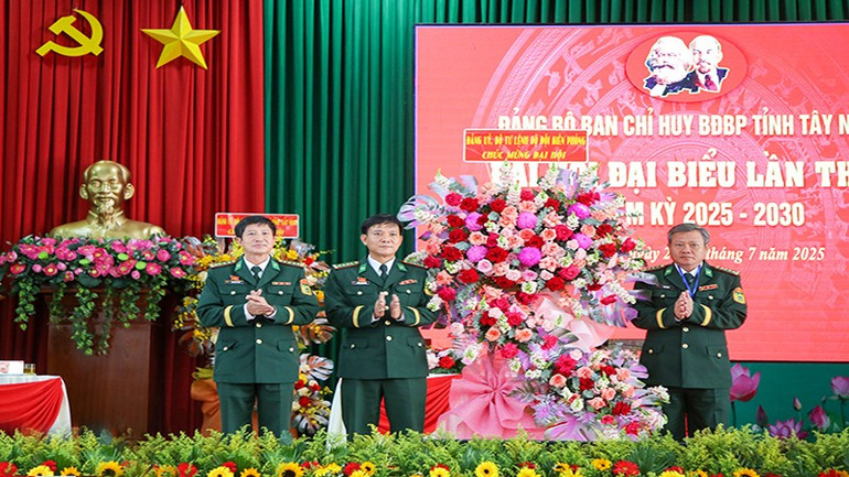 Đảng ủy Quân sự tỉnh Tây Ninh tặng hoa chúc mừng tân Bí thư Đảng ủy, Phó Bí thư Đảng ủy Bộ đội Biên phòng tỉnh Tây Ninh. bp-2-2.jpg