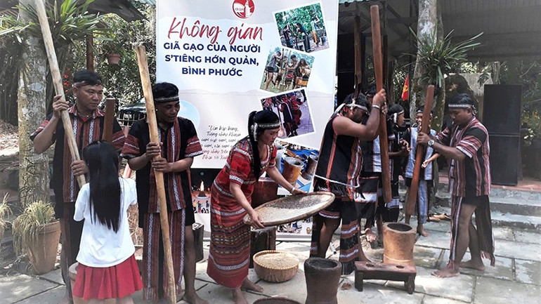Không gian giã gạo của người Xtiêng. gia-gao-2.jpg