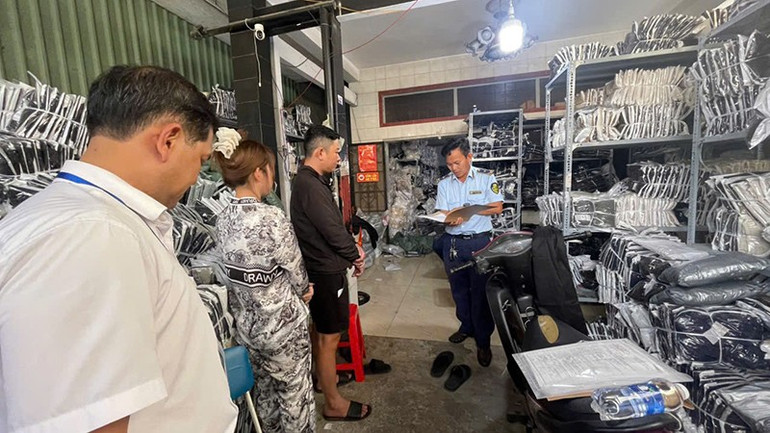 Lực lượng Quản lý thị trường thành phố kiểm tra một điểm kinh doanh hàng hóa vi phạm. qltt-2.jpg