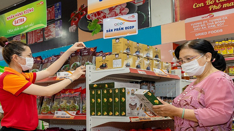 Nhiều chương trình khuyến mãi các mặt hàng OCOP được SATRA thực hiện để tăng sức mua. ( Ảnh: SATRA) satra-3.jpg