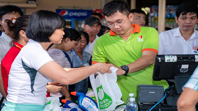 SATRA đã triển khai hơn 130 chuyến bán hàng lưu động tại những vùng sâu, vùng xa và các khu chế xuất, khu công nghiệp. (ảnh SATRA) satra-2.jpg