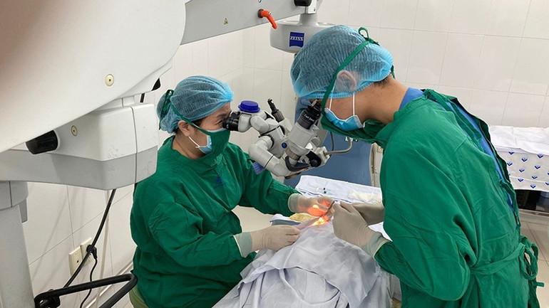 Bác sĩ Mai Đăng Tâm (Khoa Glaucoma) đang phẫu thuật mở góc tiền phòng, rửa góc tiền phòng điều trị bệnh glôcôm cho bệnh nhi. Đây là một phương pháp điều trị tối ưu đem lại ánh sáng cho bệnh nhi mắc bệnh glôcôm thứ phát do corticoid. Phương pháp này đạt Giải thưởng Thành tựu y khoa Việt Nam năm 2024. x4-2.jpg