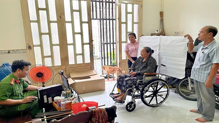 Công an xã Rạch Kiến cấp, đổi thẻ đảng cho đảng viên lớn tuổi, đi lại khó khăn. (Ảnh: Công an Tây Ninh) ca-5-2.jpg