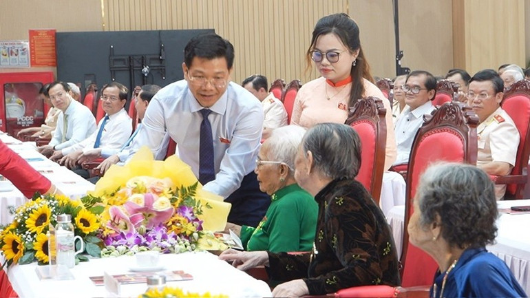 Đồng chí Nguyễn Mạnh Hùng, Phó Bí thư Thường trực Tỉnh ủy, Chủ tịch Hội đồng nhân dân tỉnh Tây Ninh tặng quà cho Mẹ Việt Nam Anh hùng. (Ảnh: Công an Tây Ninh) ca-3-2.jpg