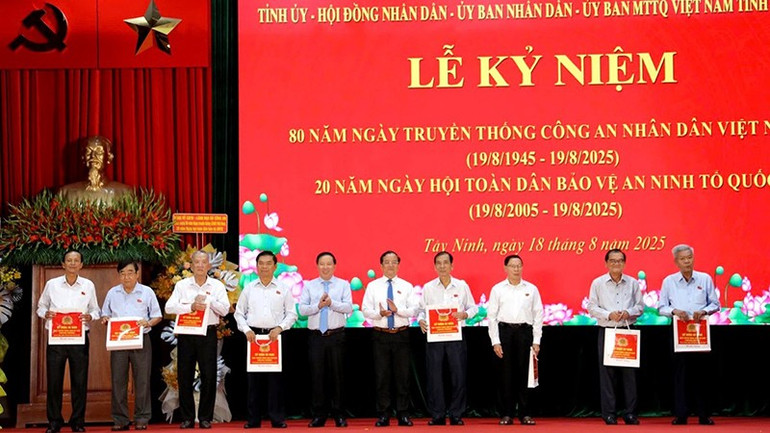 Đồng chí Nguyễn Văn Út, Phó Bí thư Tỉnh ủy, Chủ tịch Ủy ban nhân dân tỉnh Tây Ninh khen thưởng các tập thể, cá nhân. (Ảnh: Công an Tây Ninh) ca-2-2.jpg