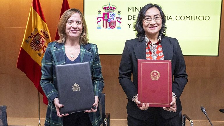 Thứ trưởng Công thương Phan Thị Thắng (phải) và bà Maria Amparo López Senovilla ký Biên bản Khóa họp lần thứ 1 của Ủy ban hỗn hợp. bien-ban-khoa-hop-2.jpg