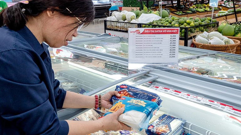 Các sản phẩm là thực phẩm chế biến của COFIDEC hiện đang bày bán tại tất cả các đơn vị thuộc hệ thống bán lẻ SATRA. satra-2.jpg