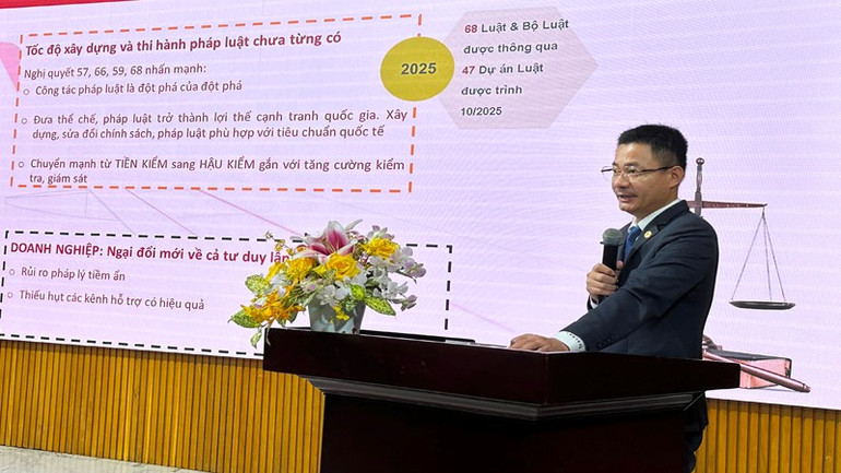 Một luật sư trình bày tham luận tại hội thảo. luat-su-2.jpg
