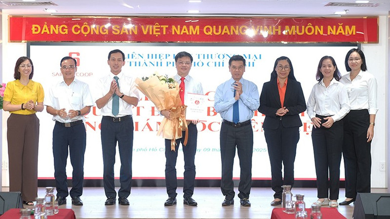 Đại diện Ủy ban nhân dân Thành phố Hồ Chí Minh và Ban lãnh đạo Saigon Co.op chúc mừng đồng chí Phạm Trung Kiên. sg-c-3.jpg