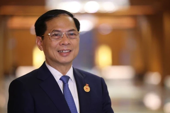 Phó Thủ tướng, Bộ trưởng Ngoại giao Bùi Thanh Sơn trao đổi với báo chí. (Ảnh: BNG)