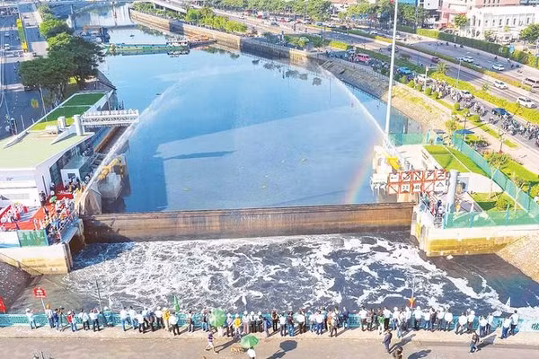 Cống Bến Nghé thuộc dự án ngăn triều sau nhiều năm đình trệ đã đi vào vận hành để giảm ngập úng cho Thành phố Hồ Chí Minh.