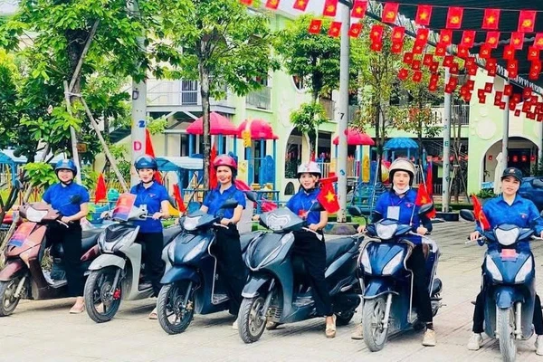 Đoàn viên, thanh niên thôn Xuân Trạch trở thành “tài xế” miễn phí chở du khách vào tham quan triển lãm.