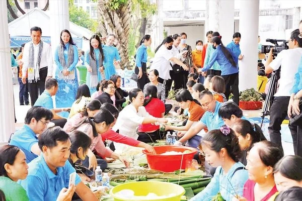 Một hoạt động tại Chợ Tết Công đoàn do Liên đoàn Lao động thành phố Cần Thơ tổ chức.