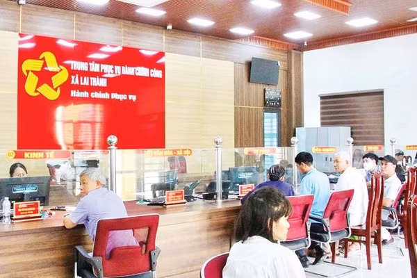 Người dân thực hiện thủ tục hành chính tại Trung tâm Phục vụ hành chính công xã Lai Thành.