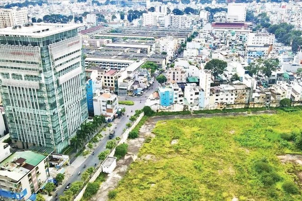 Khu đất số 152 Trần Phú, phường Chợ Quán có hơn 3 ha để trống nhiều năm liền do vướng thủ tục, chuẩn bị cải tạo thành công viên, vườn hoa phục vụ người dân thành phố. (Ảnh THẾ ANH)