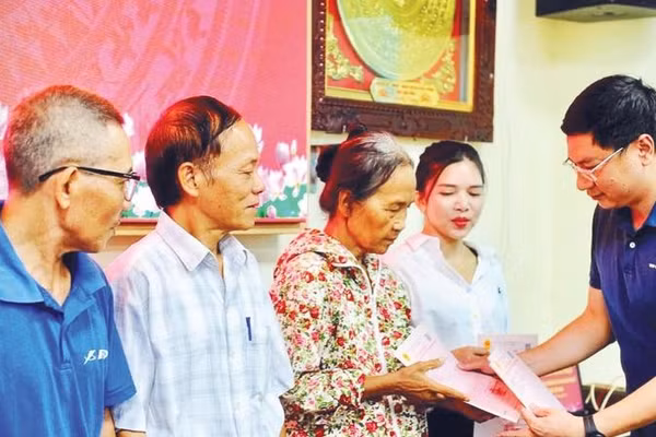 Đại diện chính quyền xã Triệu Việt Vương, tỉnh Hưng Yên trao giấy chứng nhận quyền sử dụng đất cho người dân.