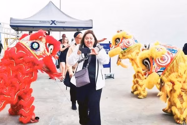 Du khách quốc tế đến Hạ Long, Quảng Ninh bằng tàu biển ngày càng tăng.