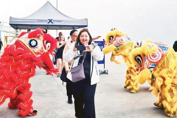 Du khách quốc tế đến Hạ Long, Quảng Ninh bằng tàu biển ngày càng tăng.